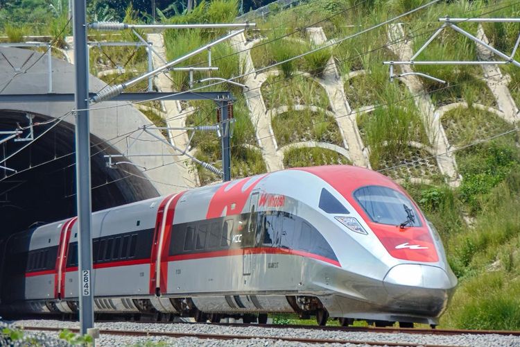 Rugi Triliunan Gara-Gara Kereta Cepat? Begini Faktanya yang Netizen Nggak Berani Akui